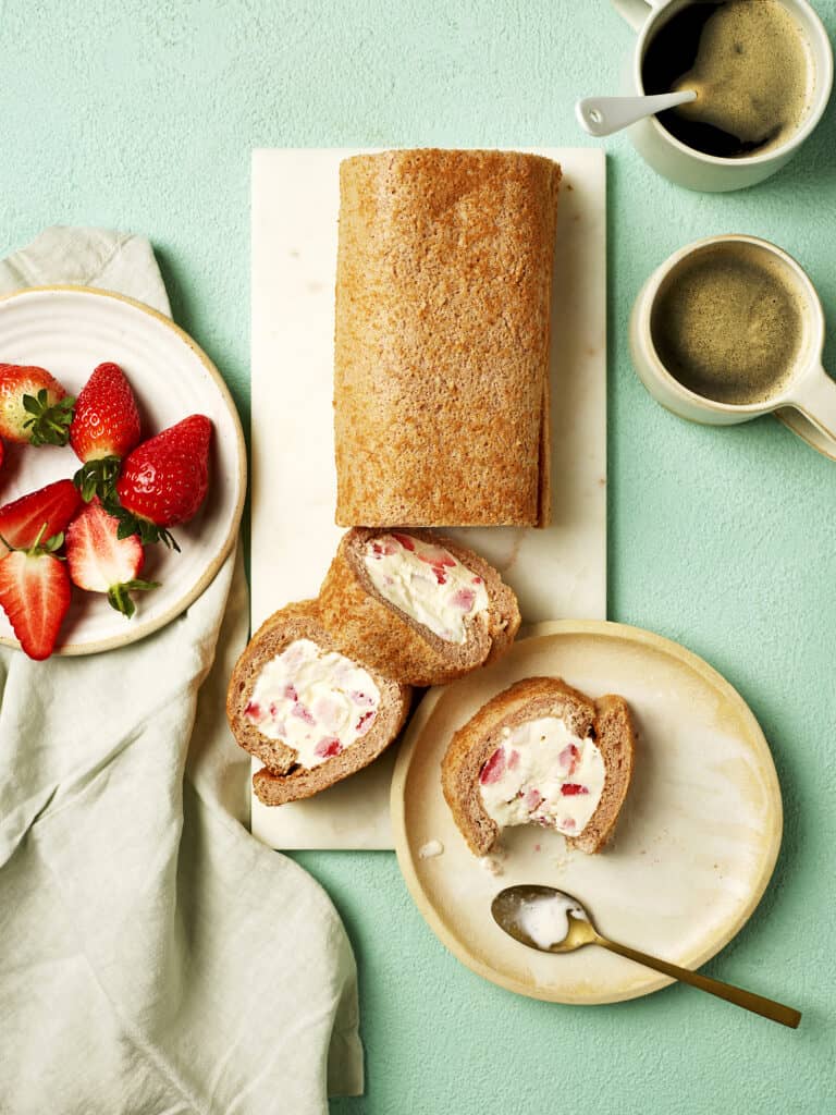 Arctic roll met aardbeien en frambozen
