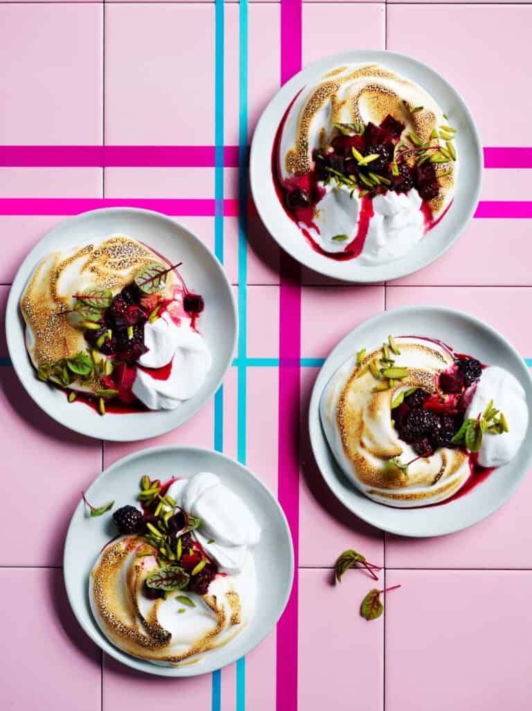 Vegan meringues met geglaceerde rode bieten, bramen en sinaasappel