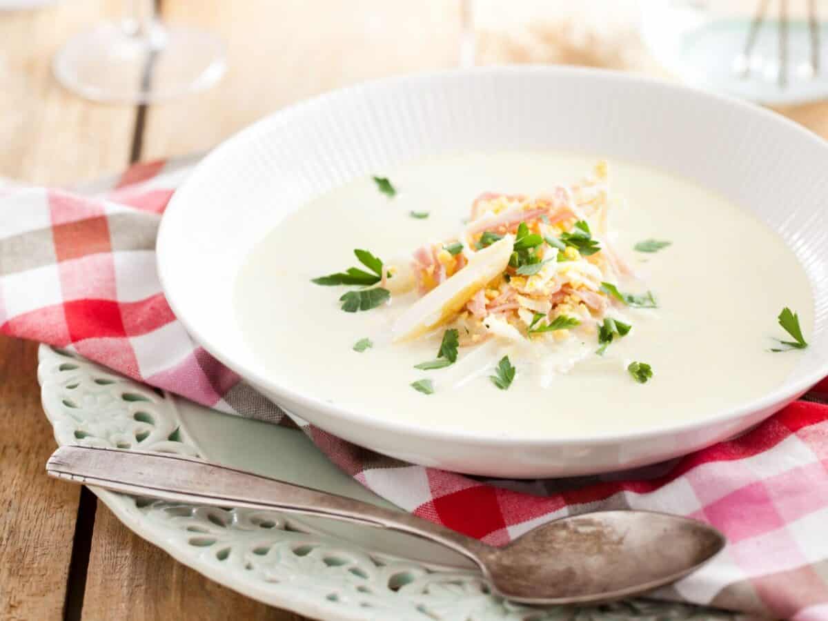 bord met aspergesoep