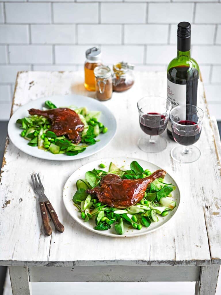 Sticky duck met komkommer- lente-uisalade