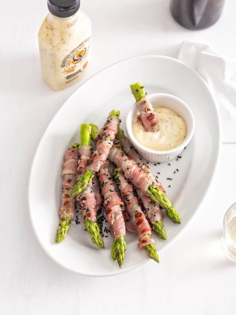 Groene asperges met spek van de grill en roasted sesame mayo