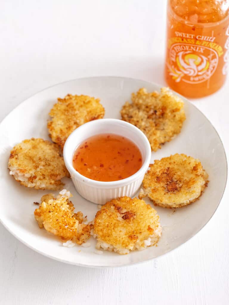 Knapperige rijstkoekjes met garnaal, gember en sweet chilisaus