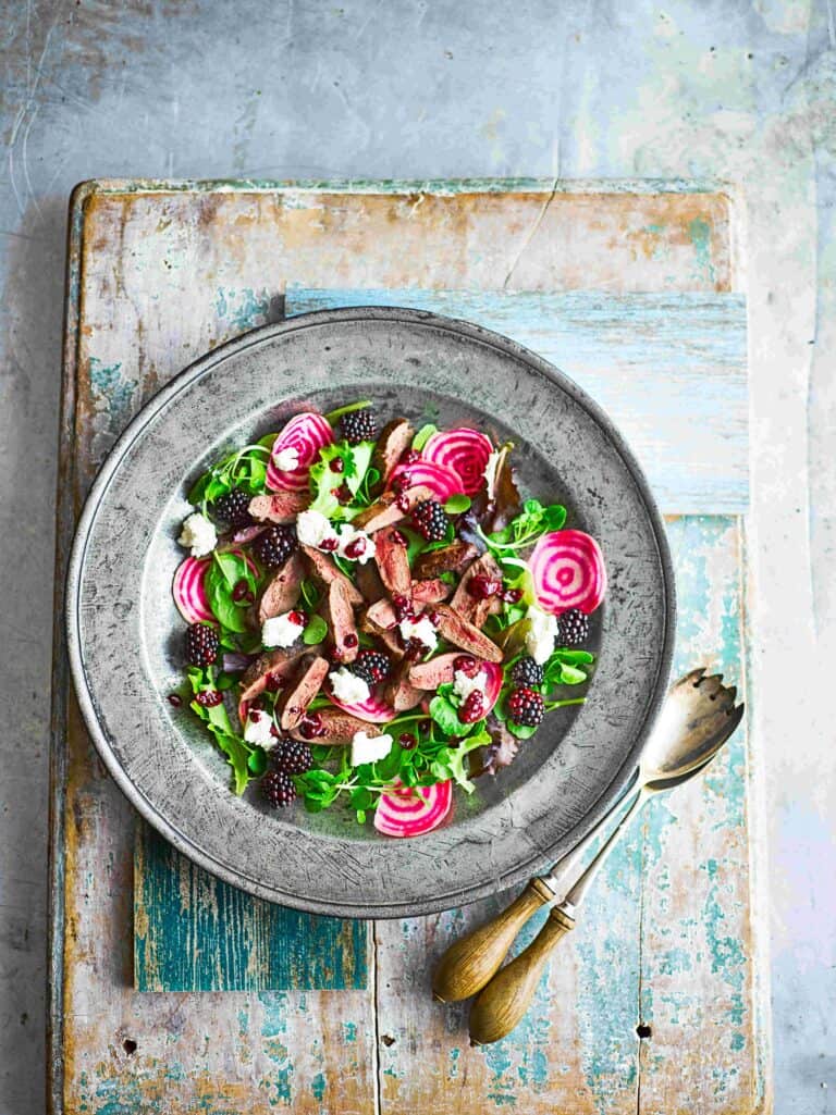 Salade met duif, bramen en ricotta