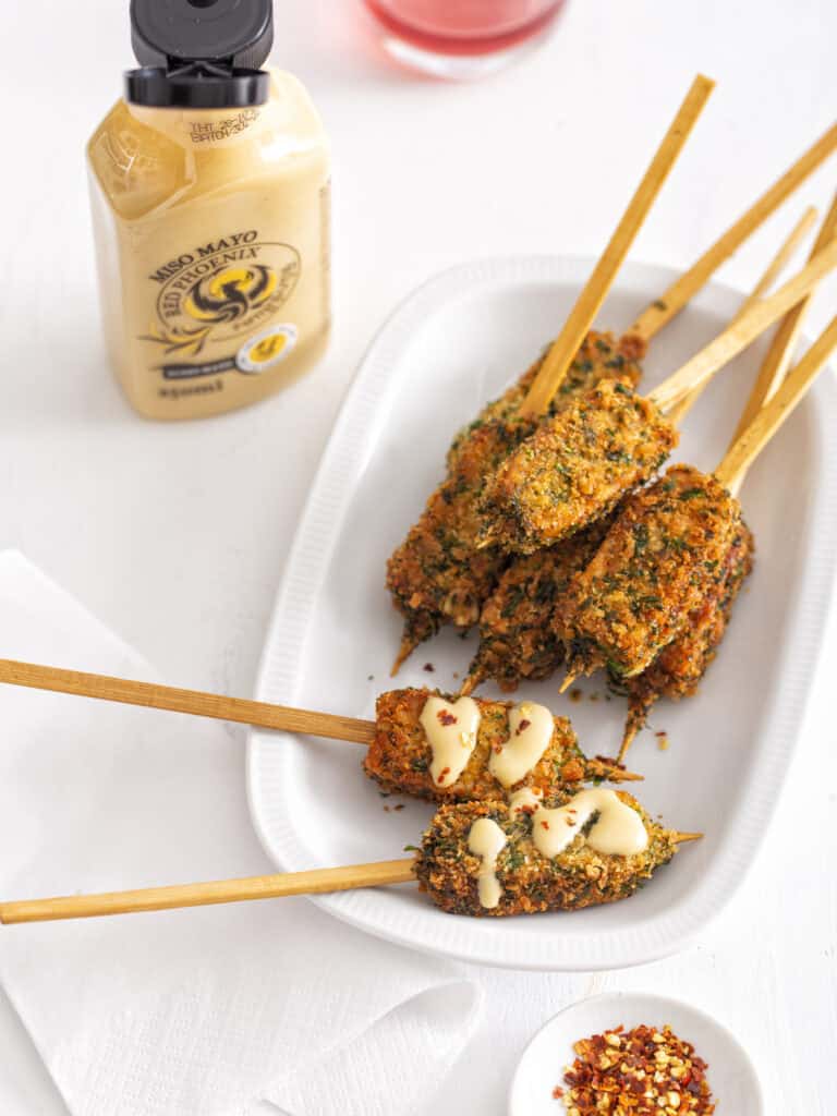 Tempehspiesjes met kruidenkorst en miso mayo