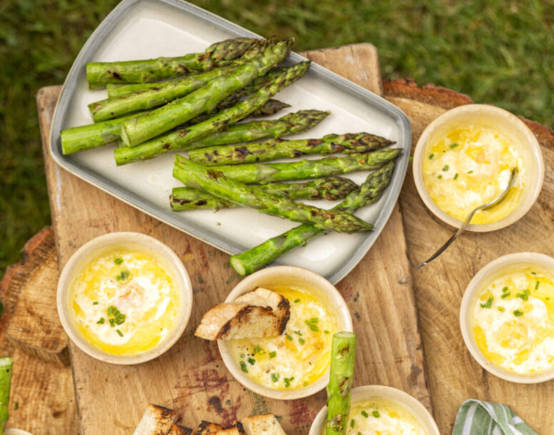 Smokey oeufs en cocotte met gegrilde groene asperges en croutons