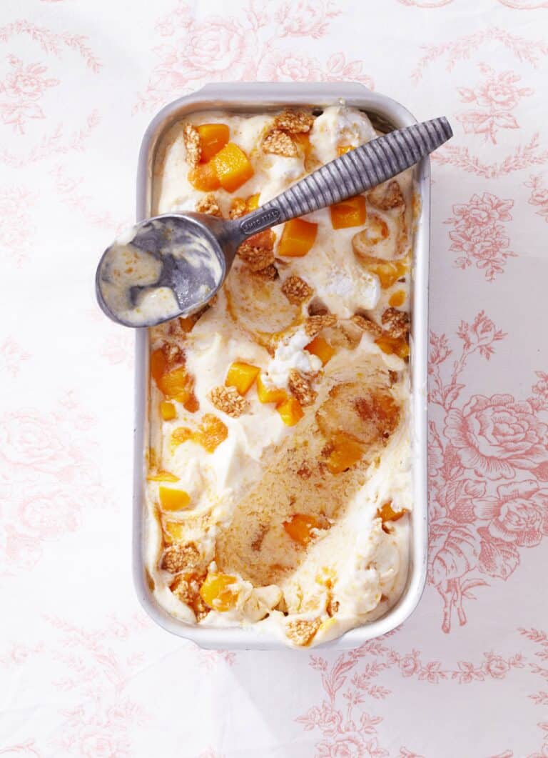 Perzik-yoghurtsemifreddo met sesamcrunch