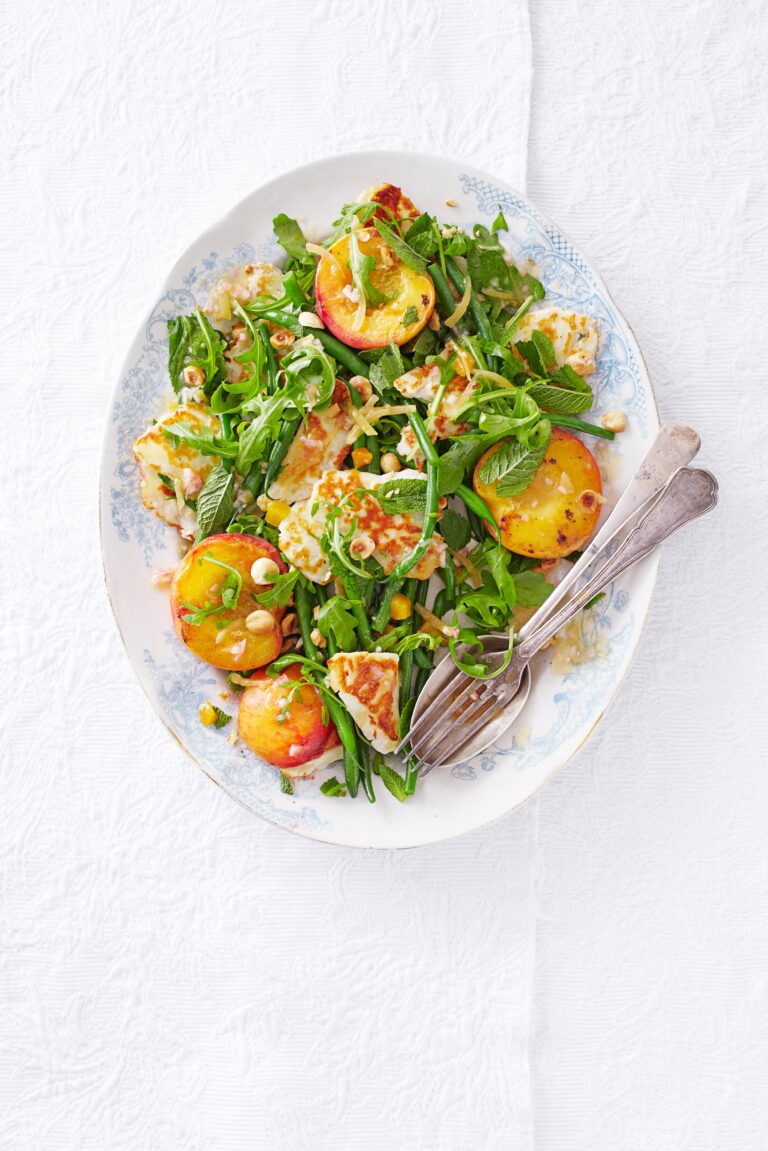 Salade met perzik, halloumi en haricot verts