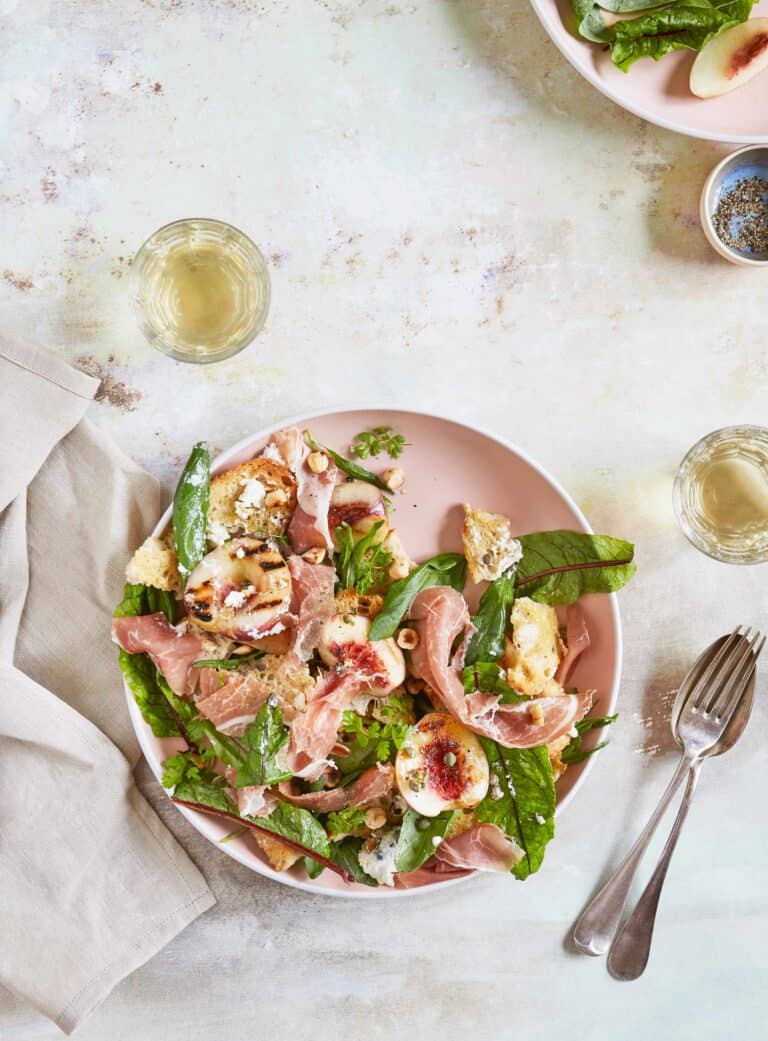 Panzanella met nectarine en prosciutto