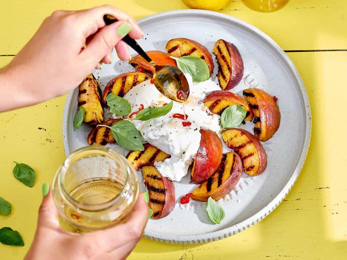 Zin in salade: met gegrilde perzik, burrata, basilicum en pittige honing