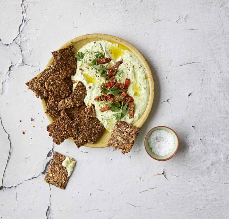 Lijnzaadcrackers met doperwtenyoghurtdip