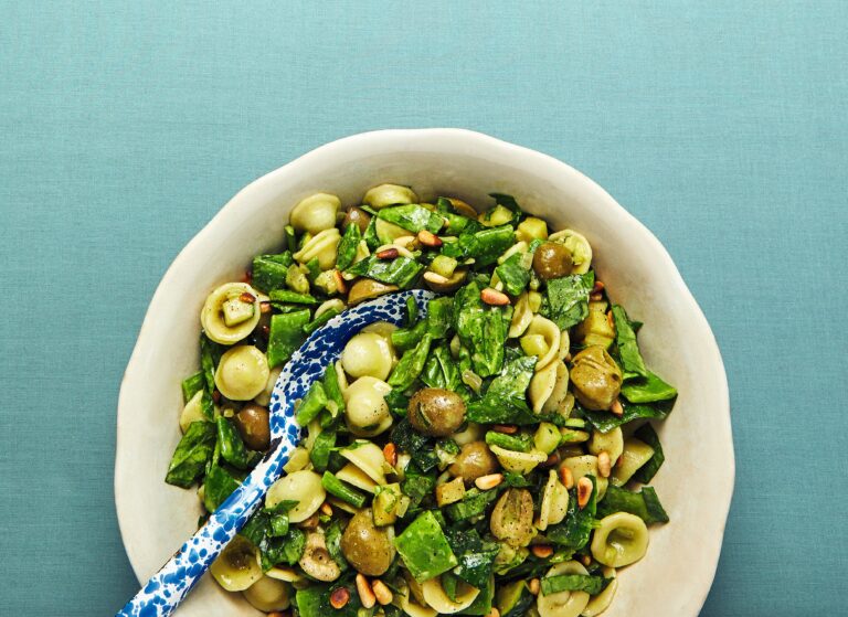 Pastasalade met knalgroene pestodressing