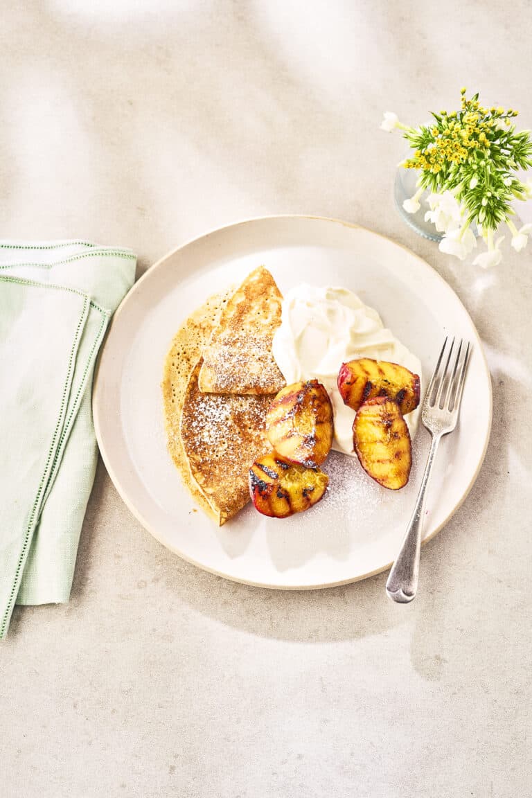 Gegrilde perziken met crêpes en ricotta