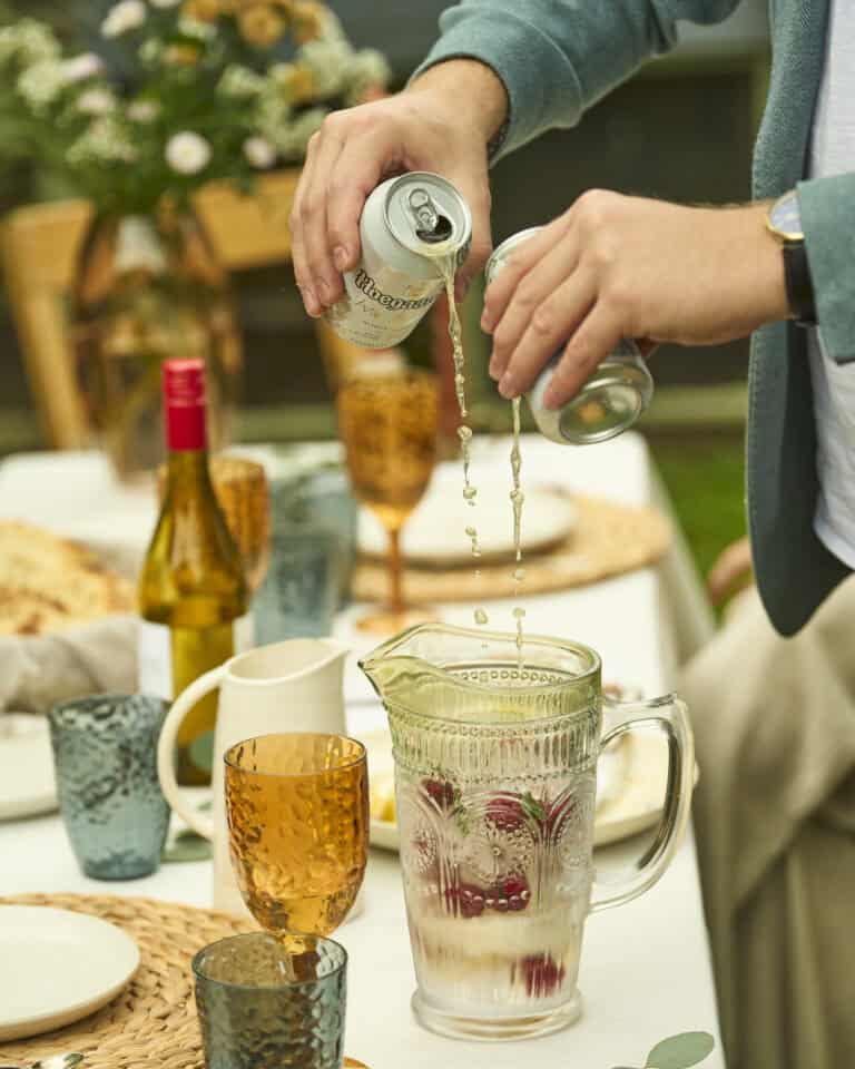 Witbier spritz met rozemarijn en frambozen
