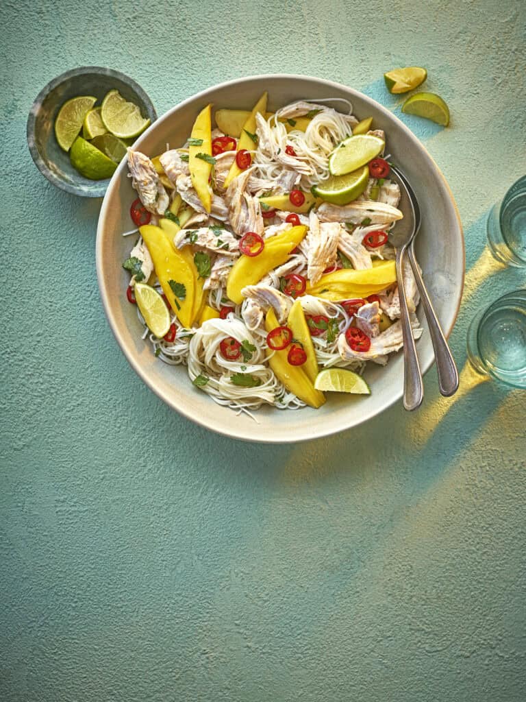Salade met kip, mango en noedels