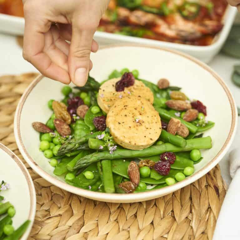 Groene salade met geroosterde uienboter, rozijnen in port en gerookte amandelen