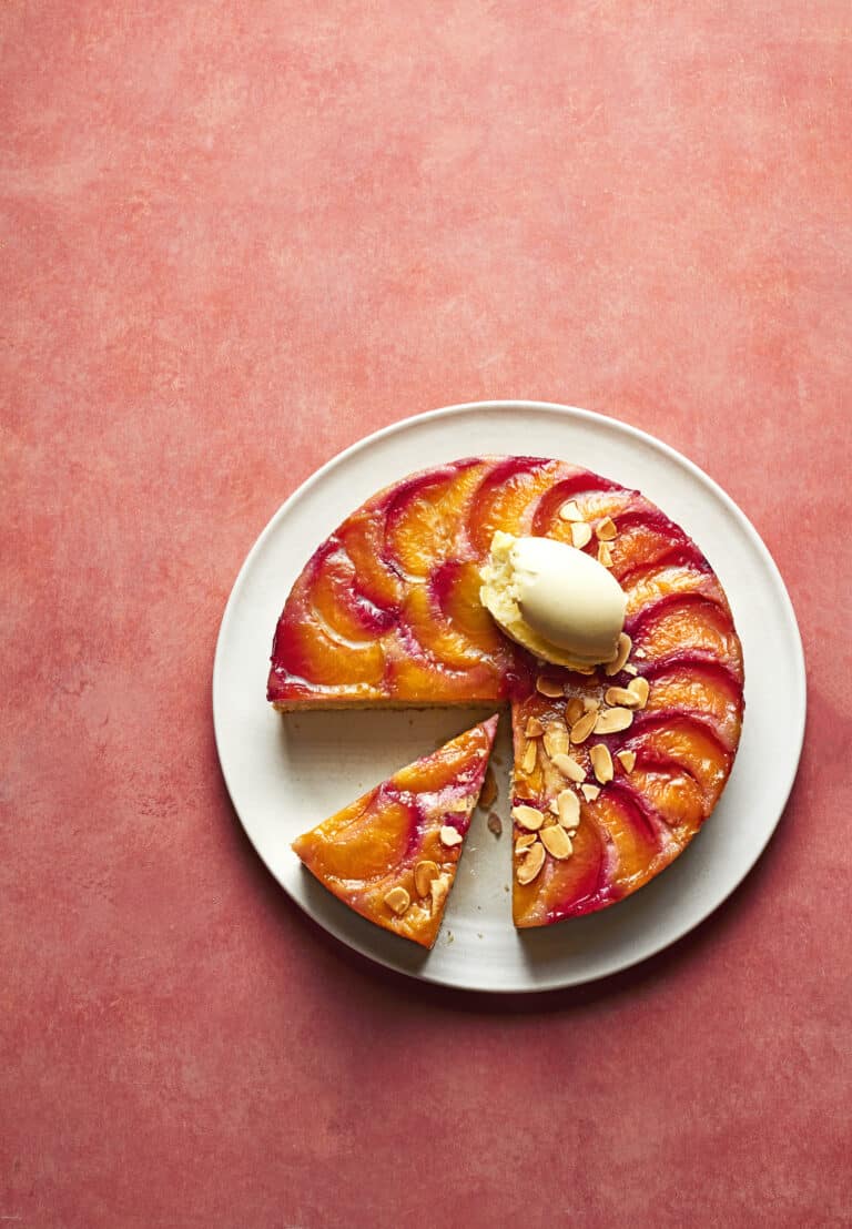 Perzikcake met clotted cream