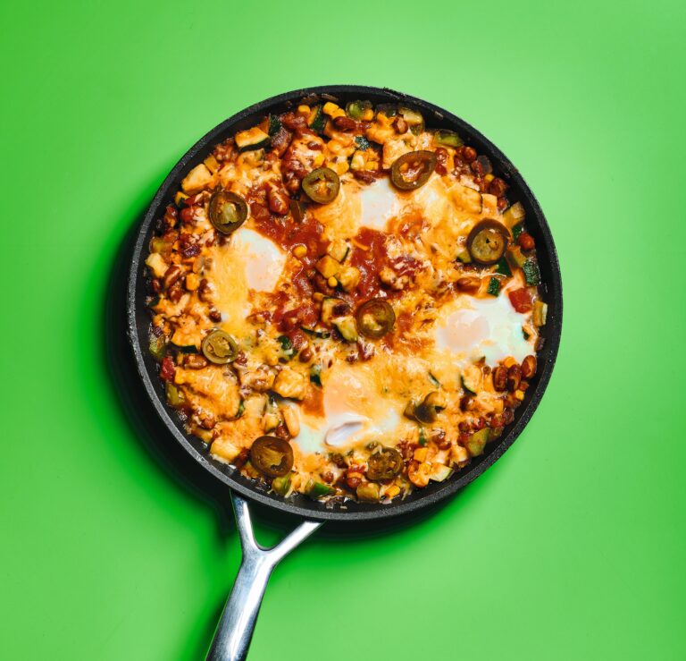 Shakshuka met courgette en bruine bonen