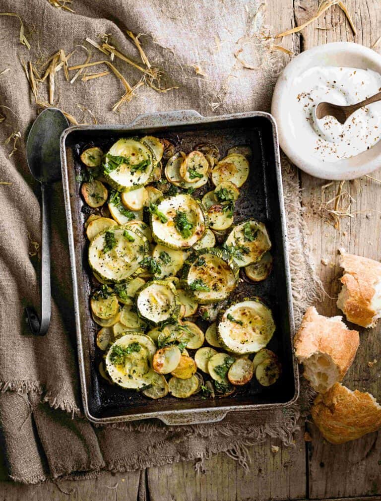 Gegrilde aardappelschotel met knoflook en kruiden