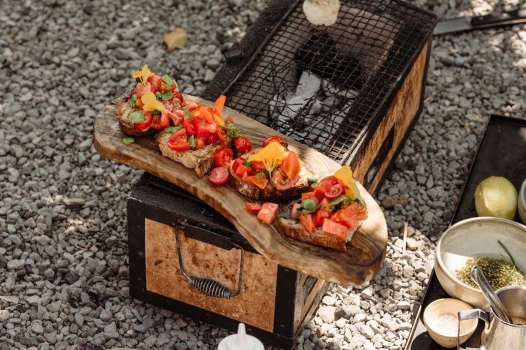 Toast van de BBQ met tomaat, tuinbonen en korianderzaad