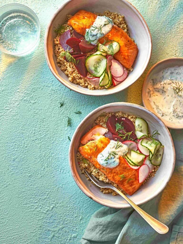 Zalm-granenbowl met dilleyoghurt