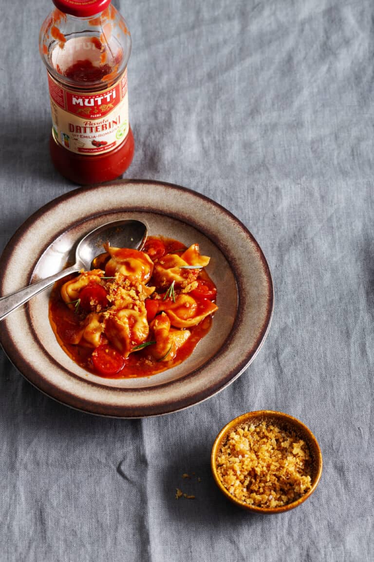 Tortellini gevuld met parmaham en parmezaanse kaas in tomatensaus