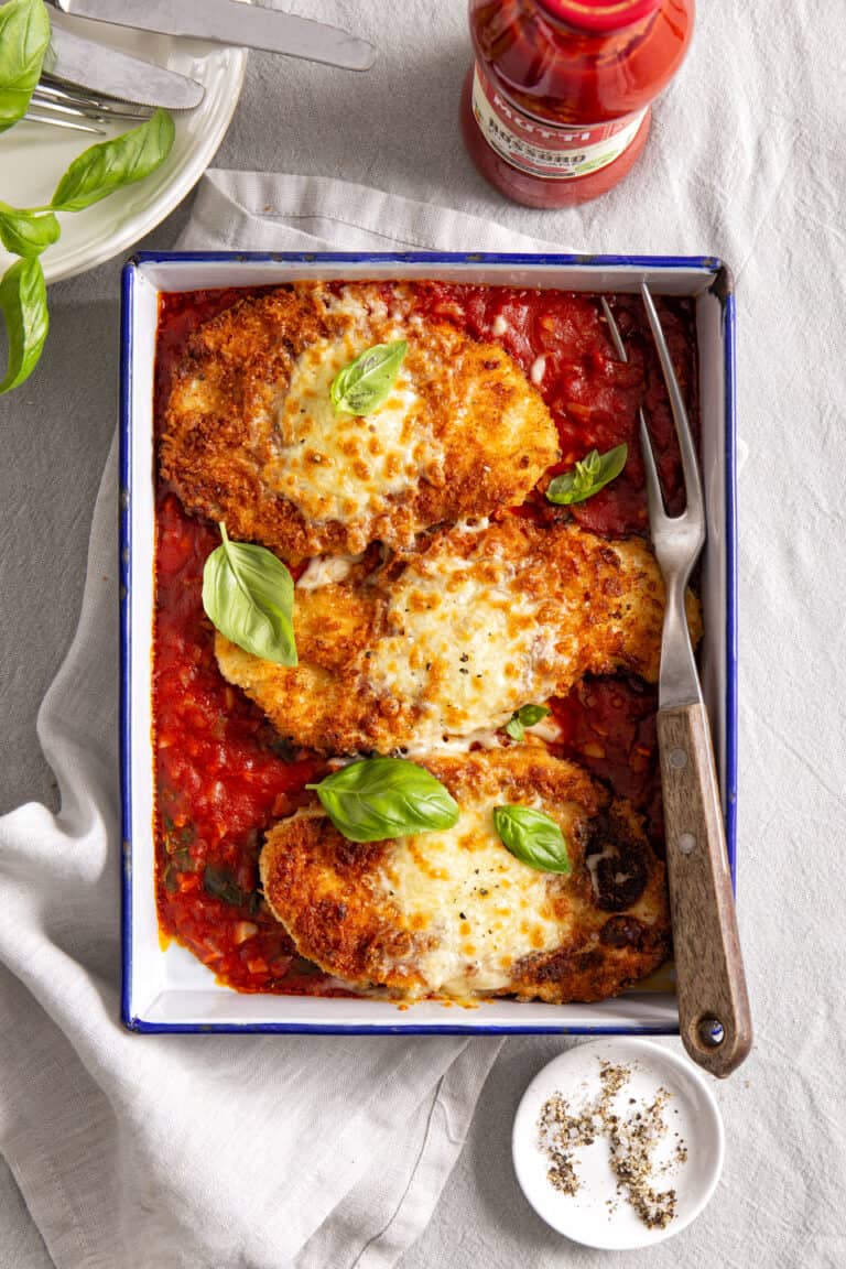 Krokante kip in tomatensaus gegratineerd met provolone