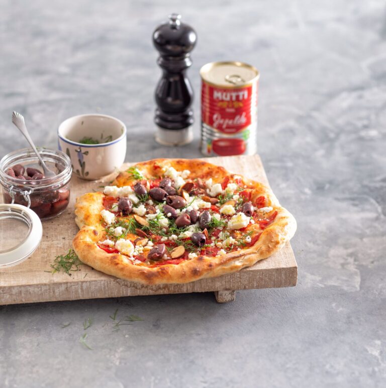 Pizza met tomaat, dille, feta en amandelen