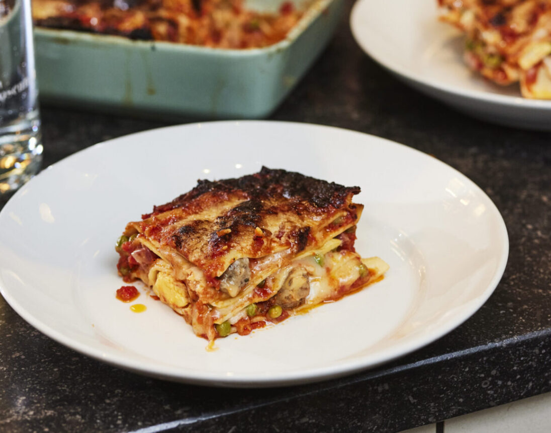 Lasagne met gehaktballetjes, doperwten, provolone, salami en gekookt ei