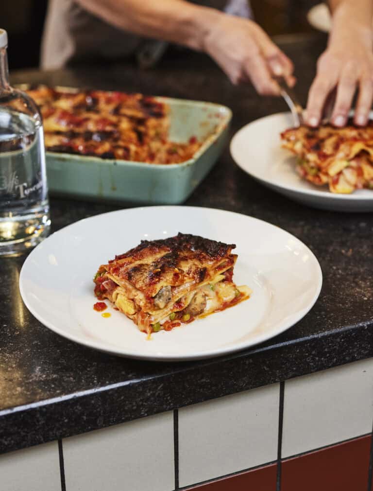 Lasagne met gehaktballetjes, doperwten, provolone, salami en gekookt ei
