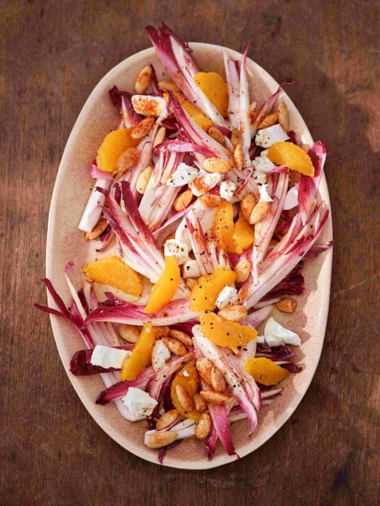 Salade van lof, sinaasappel pimenton-amandelen en geitenkaas