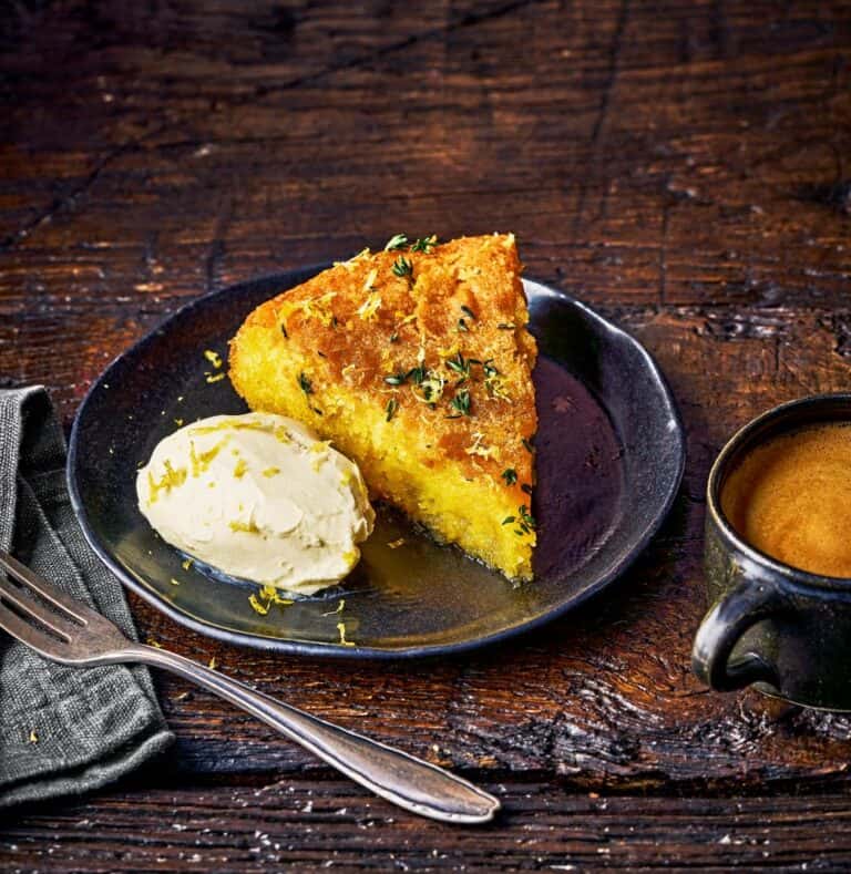 Amalficitroen-amandelcake met tijm en mascarpone