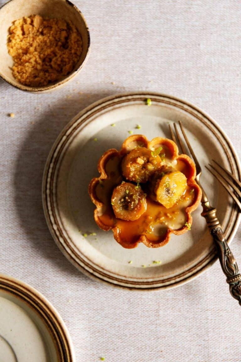 Tartelettes met koffiemousse, banaan en rumkaramel