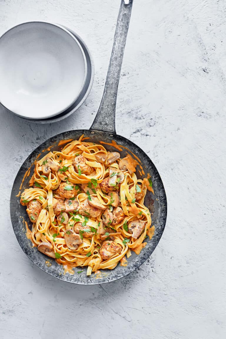 Snelle tagliatelle stroganoff met worst