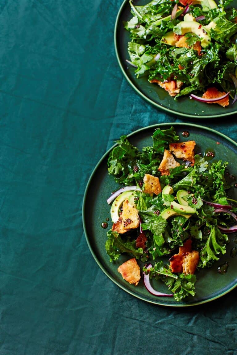 Boerenkoolsalade met tadkadressing en naancroutons