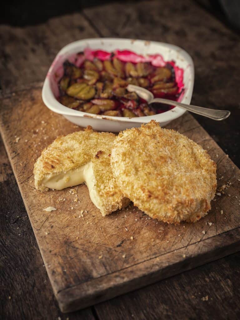 Gepaneerde camembert met pruimen