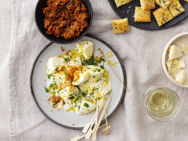 Gemarineerde buffelmozzarella met pan grattato en tapenade