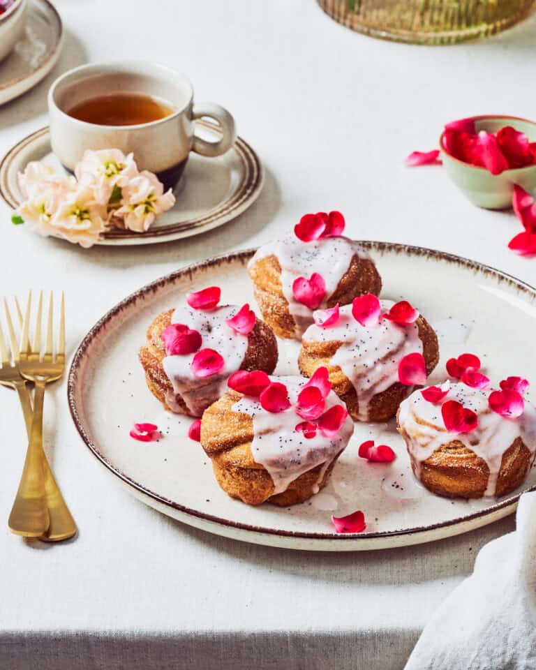 Kaneelcruffin met rozen-citroenglazuur en rozenblaadjes