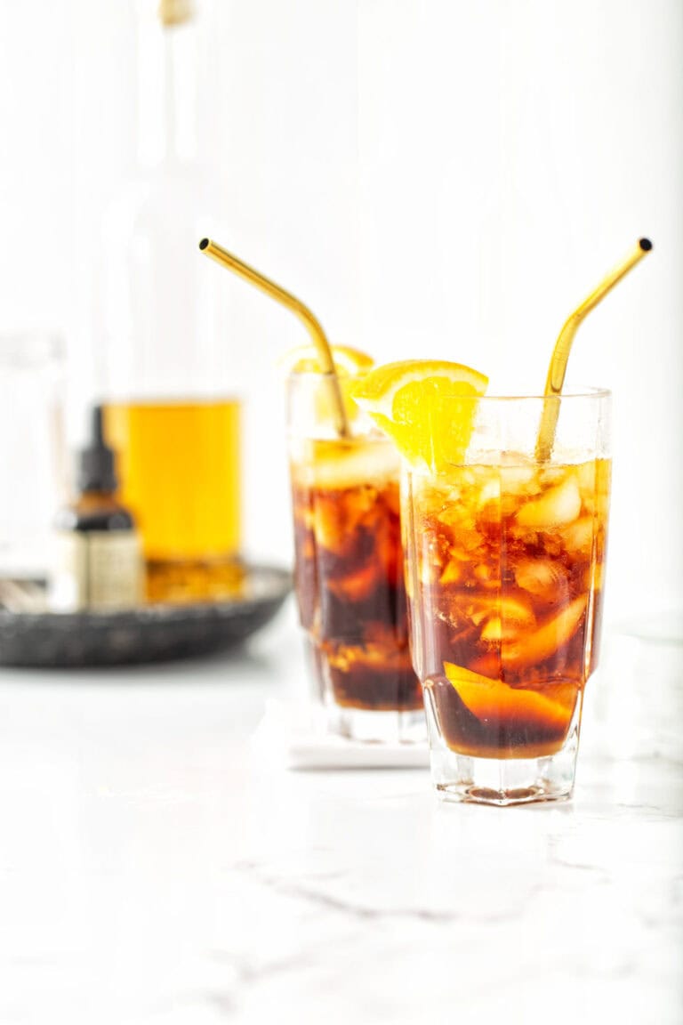 Rumcocktail met sinaasappel en muscovadosuiker