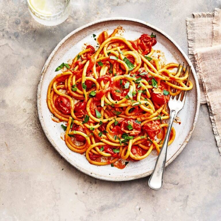 Bucatini met geroosterde paprika, tomaat en tahin