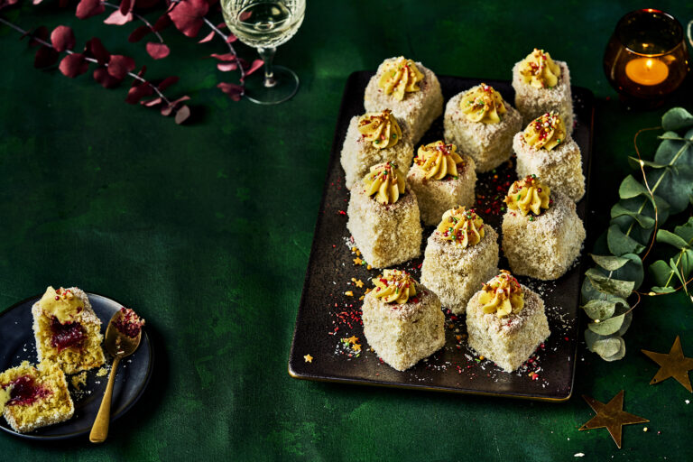 Cakejes met witte chocolade, kokos en yuzu-kersenjam