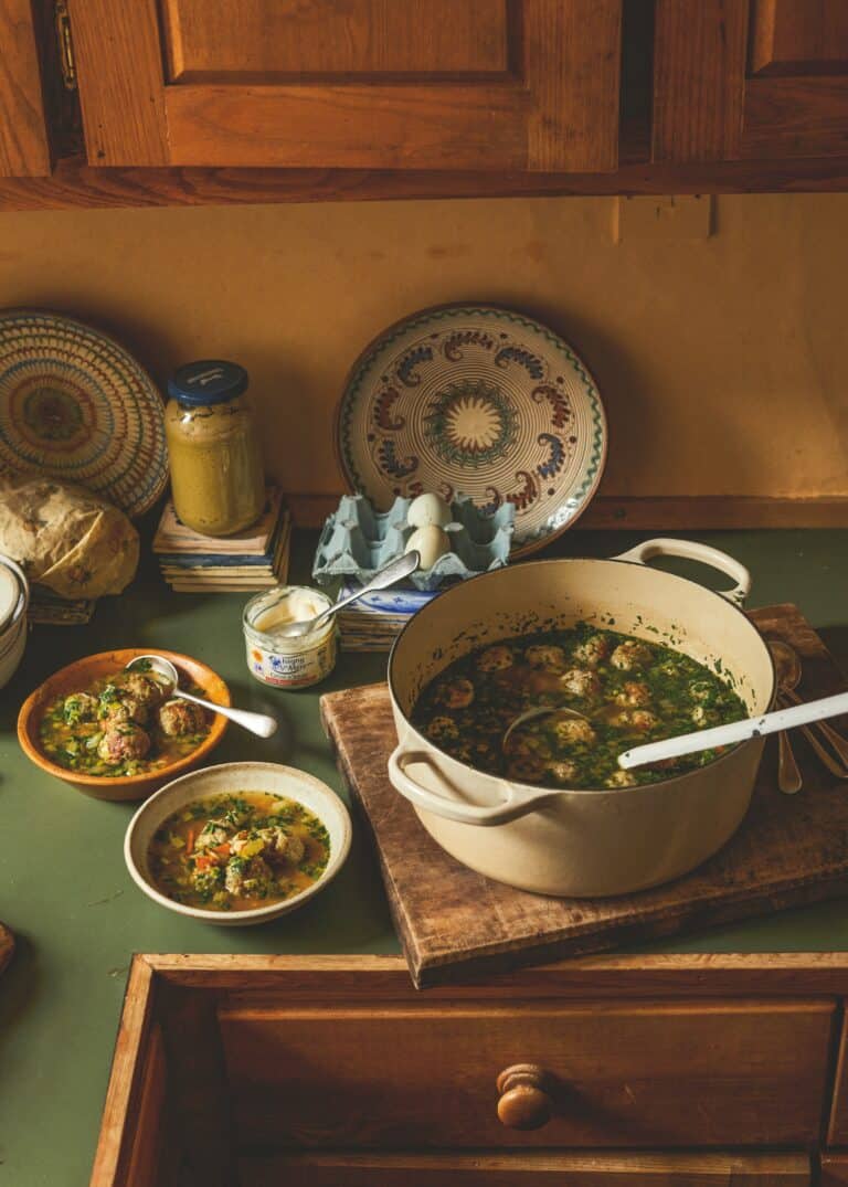 Kipgehaktballetjes met ricotta in bouillon met orzo, crème fraîche en dille