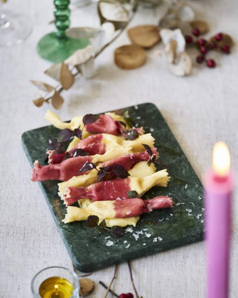 Tweekleurige caramelle met kruidige aardappelpuree