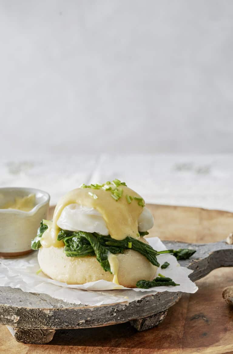 English muffins recept voor Eggs Benedict, Florentine en Royale