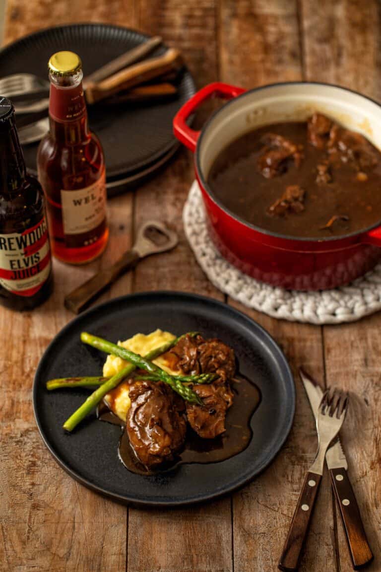 Gestoofde varkenswangen met aardappelpuree en aspergetips