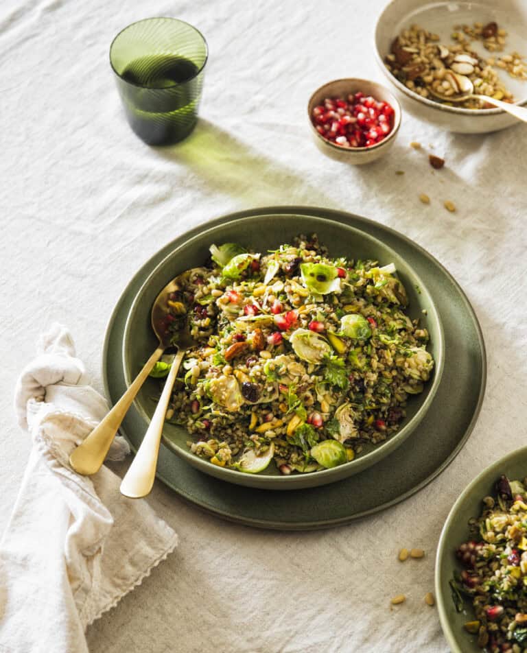 Geurige freekehsalade met geschaafde spruitjes