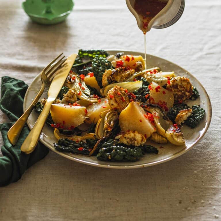 Gepofte koolrabi en geroosterde venkelsalade met gebakken geitenkaas