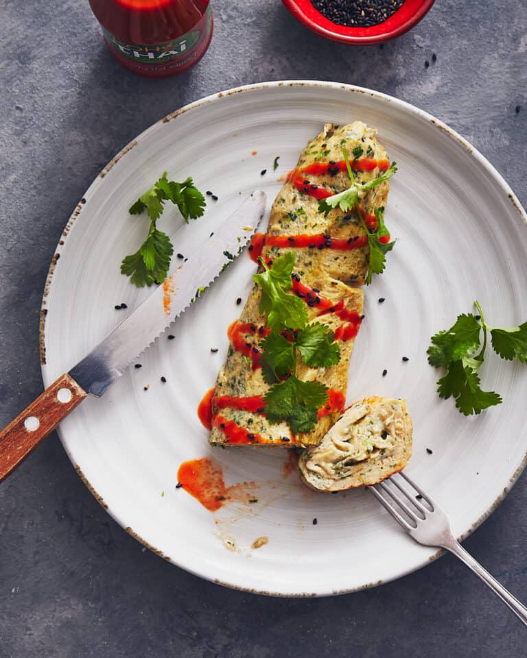 Korianderomeletje met vissaus, sriracha en sesam
