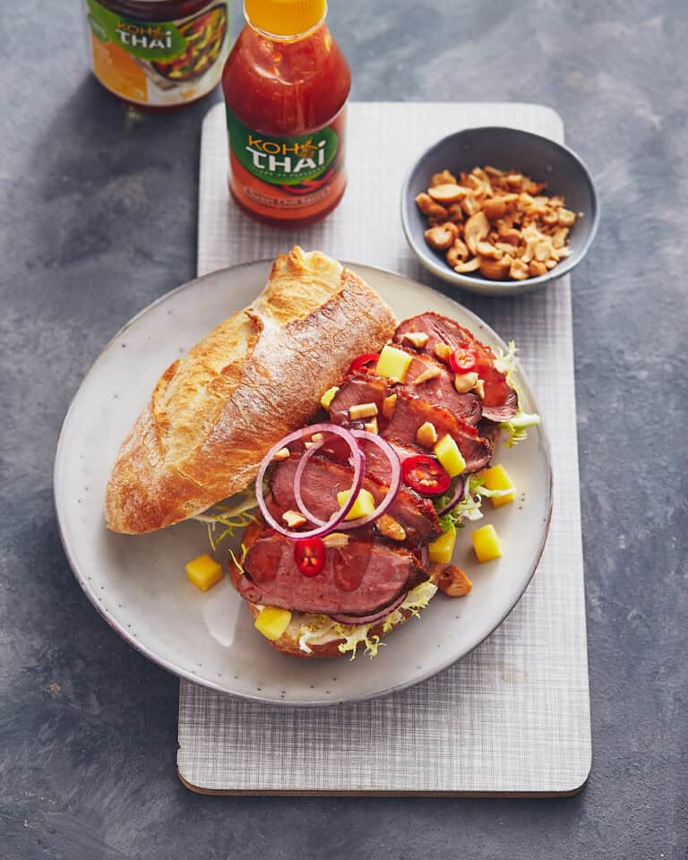Broodje gebraden eendenborst met mango en sweet chilisaus