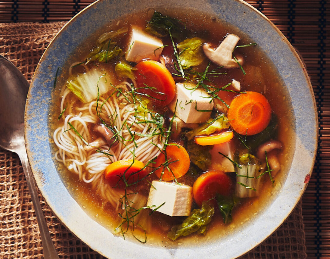 Tom chuet (Thaise bouillon met paddenstoelen, kool, tofu en soja)