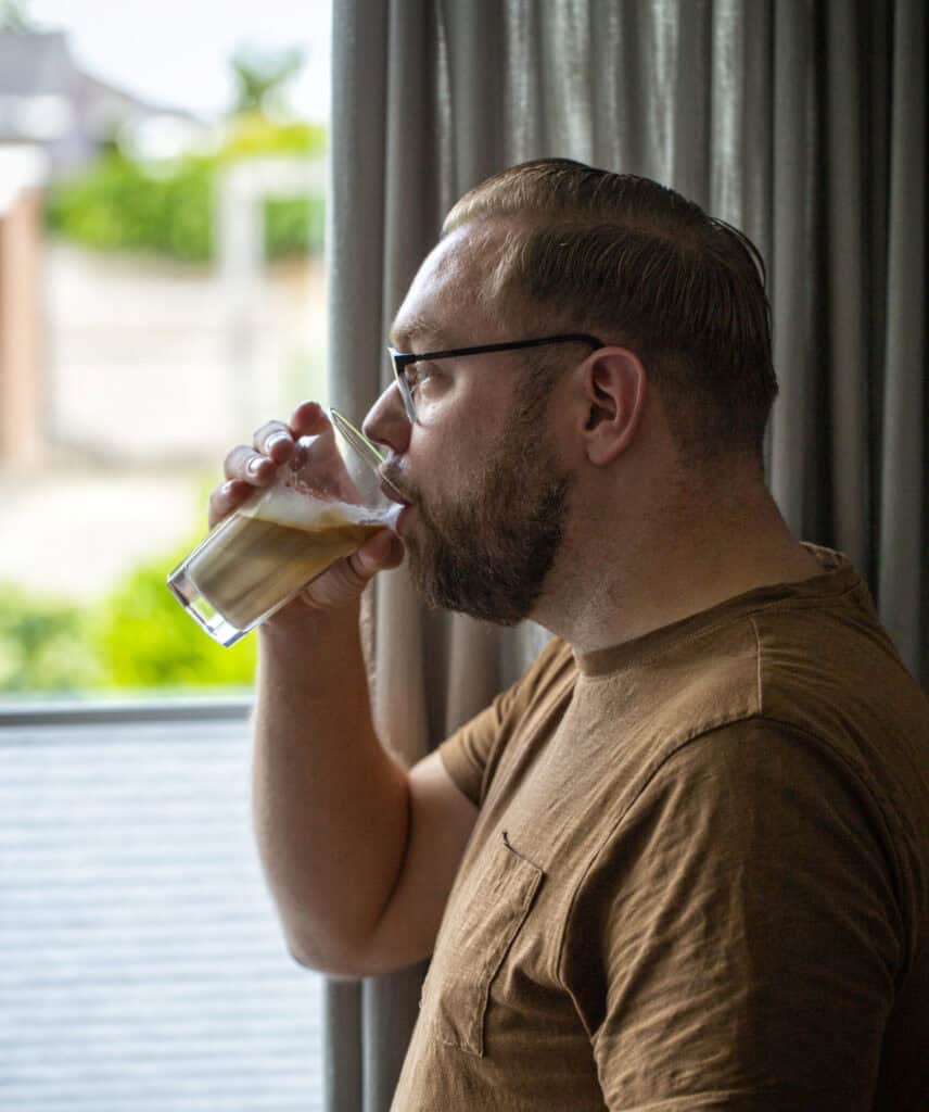 bas drinkt koffie
